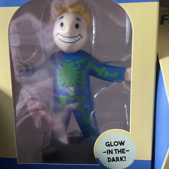 FALLOUT COLLECTOR BOX 5 PIECES VAULT BOY PLANTER, VAULT TEC SCARF, PIN, FIGURINE - Picture 4 of 16